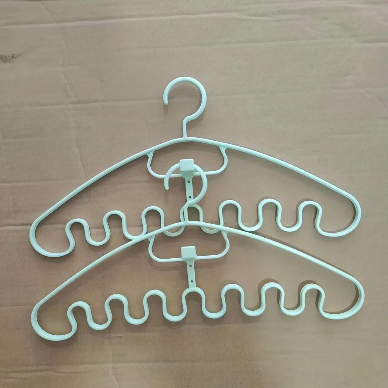 2-Pack Wave-Shaped Plastic Hanger Racks