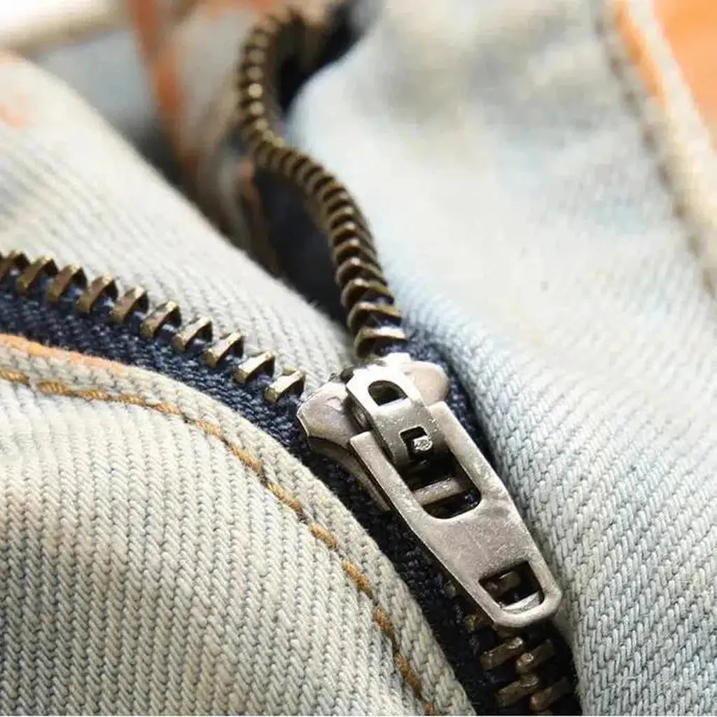 Light-wash men's painted jeans